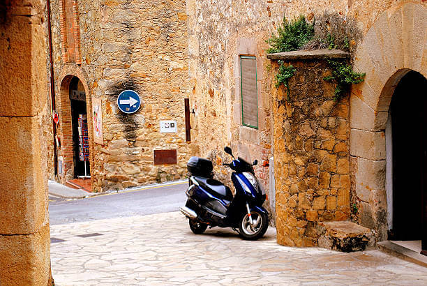 Vintage Vespa tour in Florence – unusual adventure for young adults.